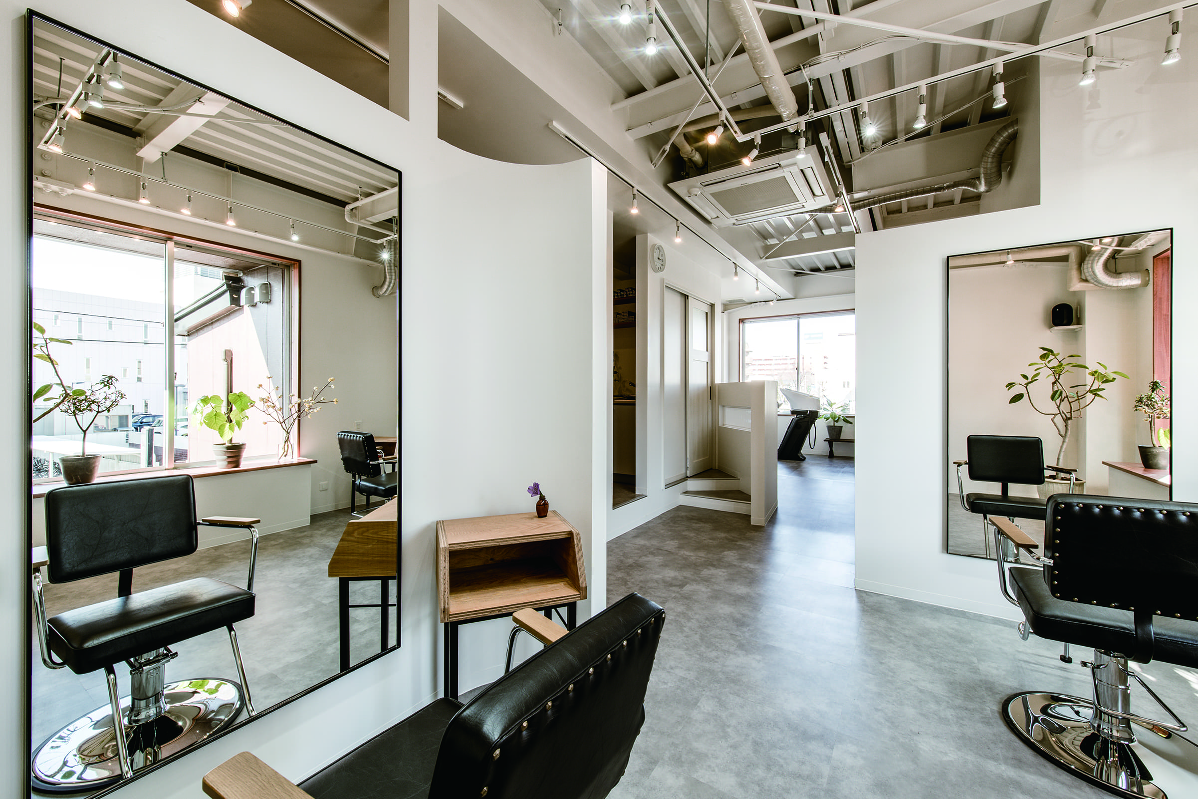 秋田市南通りの美容室サルーン（SALOON）