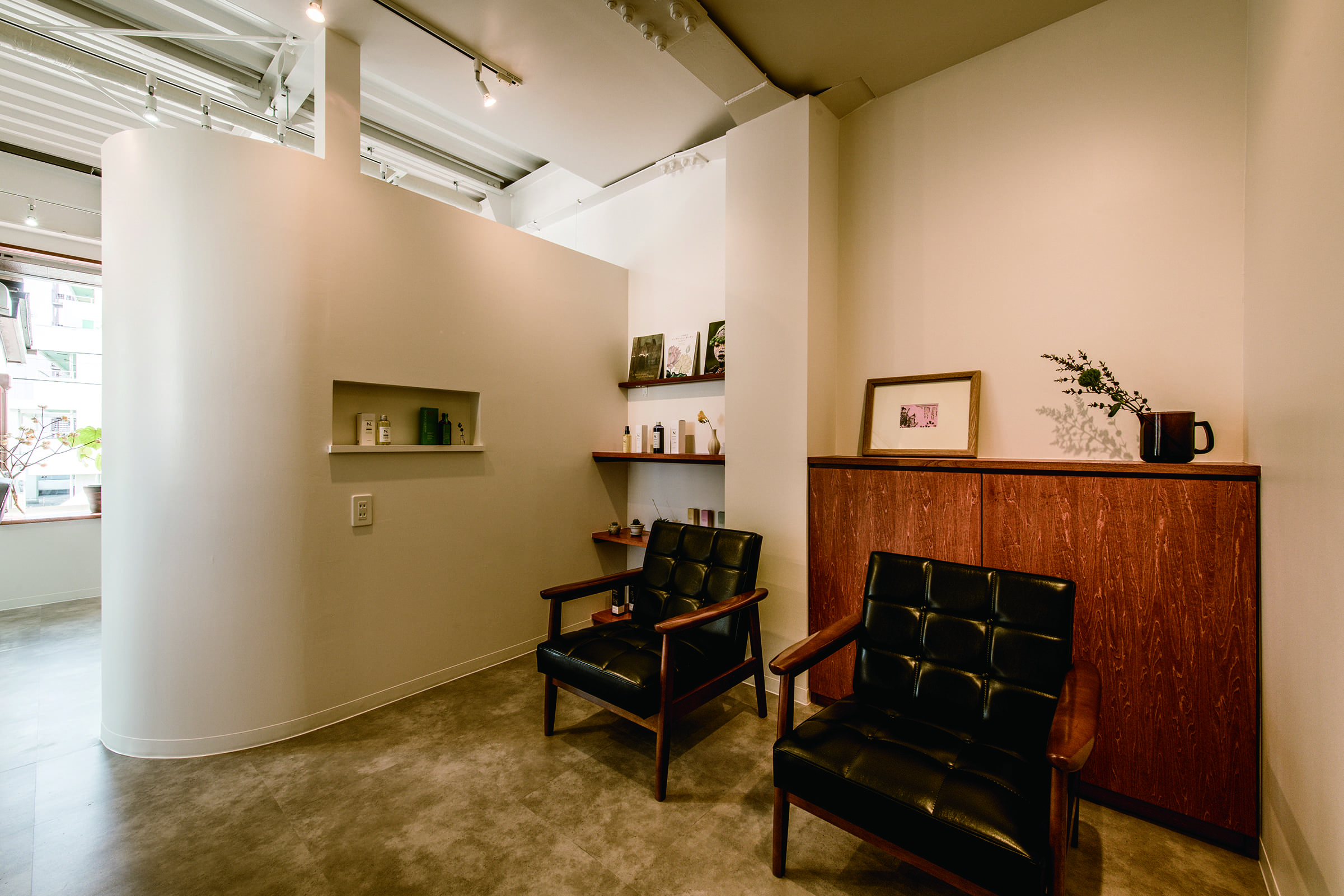 秋田市南通りの美容室サルーン（SALOON）